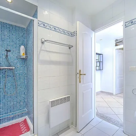 3 Pieces Vieux Port Palais & Plages. * Cannes